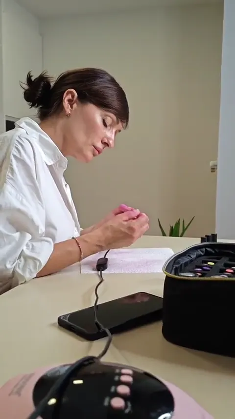 Vídeo UGC de esmaltes semipermanentes y lámpara de uñas